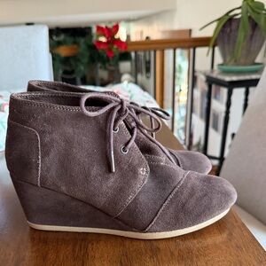 Women's Suede Wedge Ankle Boots 8.5 TOMS